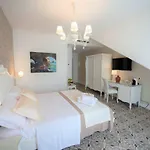 Sui Generis Luxury