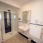 Sui Generis Luxury Hotel *