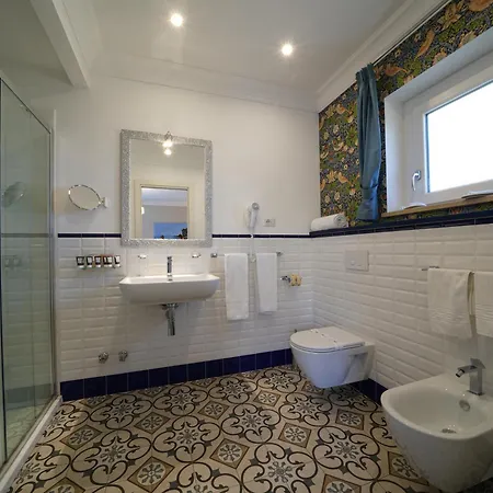 Sui Generis Luxury Hotel *