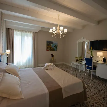 Sui Generis Luxury *