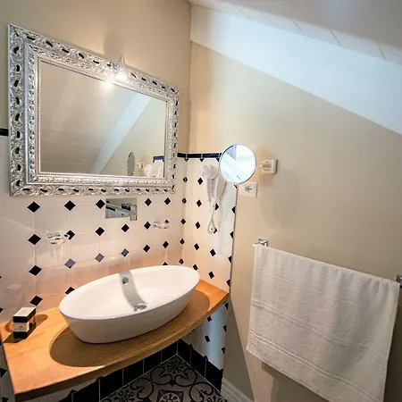 Sui Generis Luxury *