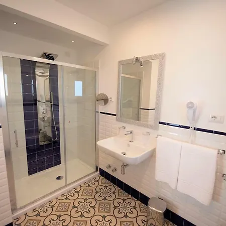 Sui Generis Luxury Hotel *